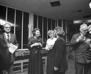 880319 Afbeelding van de officiële opening van het Muziekcentrum Vredenburg te Utrecht, met prinses Beatrix in gesprek ...